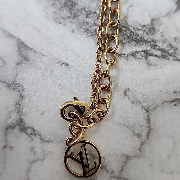 Authentic Louis Vuitton Essential V Gold Necklace - Picture 4 of 5